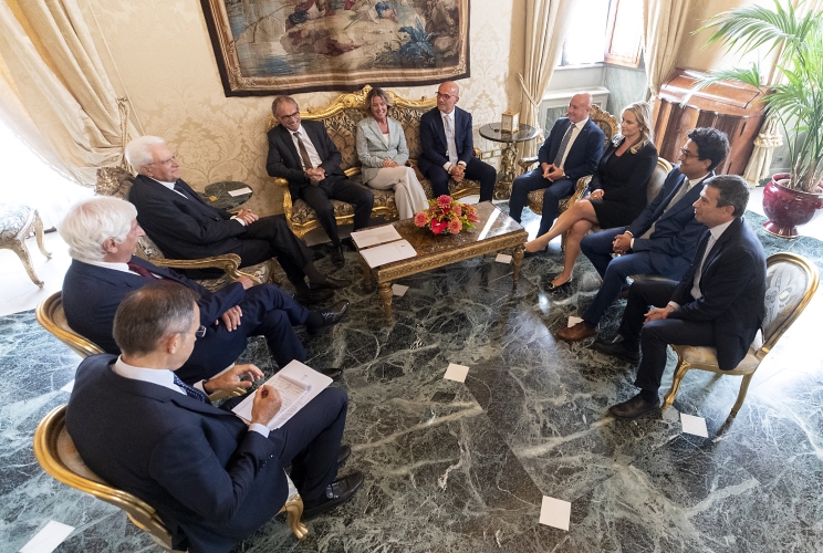 Il Presidente della Repubblica Sergio Mattarella  con l’On. Avv. Manfred SCHULLIAN,
Presidente del Gruppo Parlamentare Misto della Camera dei Deputati, unitamente all’On. Dott. Alessandro FUSACCHIA, Vice Presidente del Gruppo Misto e rappresentante della componente “+Europa-Centro Democratico”, all’On. Avv. Renate GEBHARD, Vice Presidente del Gruppo Misto e rappresentante della componente "Minoranze Linguistiche", all’On. Dott. Maurizio LUPI, Vice Presidente del Gruppo Misto e rappresentante della componente “Noi con l’Italia-USEI”, all’On. Beatrice LORENZIN, Vice Presidente del Gruppo Misto e rappresentante della componente “Civica Popolare AP-PSI- Area Civica” e l’On. Avv. Catello VITIELLO, Vice Presidente del Gruppo Misto e rappresentante della componente “Sogno Italia-10 volte meglio” e all’On. Antonio TASSO rappresentante della componente “MAIE – Movimento Associativo Italiani all’Estero