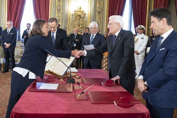 Il Presidente della Repubblica Sergio Mattarella con il Consigliere di Stato Luciana Lamorgese, Ministro dell'Interno, in occasione del giuramento