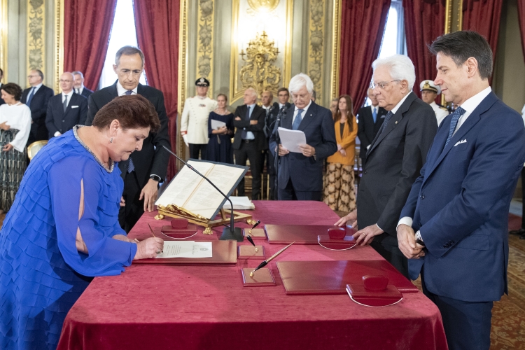 Il Presidente della Repubblica Sergio Mattarella con la sen. Teresa Bellanova, Ministro delle Politiche Agricole, Alimentari e Forestali, in occasione del giuramento