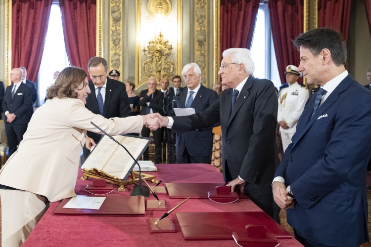 Il Presidente della Repubblica Sergio Mattarella con la sen. Nunzia Catalfo, Ministro del Lavoro e delle Politiche Sociali, in occasione del giuramento
