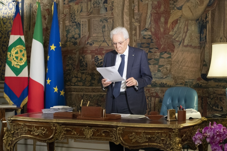 Il Presidente Mattarella alla scrivania