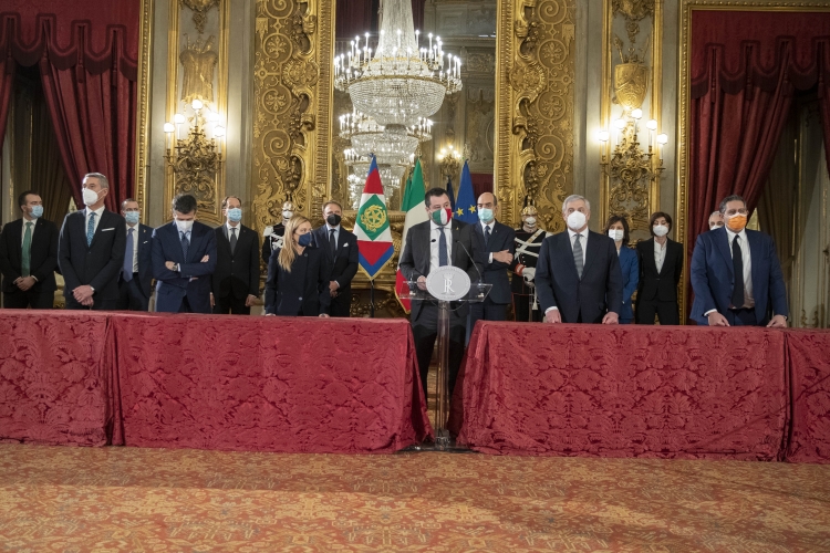 "Fratelli d'Italia" del Senato e della Camera; “Forza Italia Berlusconi Presidente - UDC” del Senato e “Forza Italia - Berlusconi Presidente” della Camera; “Lega – Salvini Premier - Partito Sardo d'azione" del Senato e "Lega - Salvini Premier" della Camera; "Noi con l'Italia - USEI - Cambiamo! - Alleanza di centro" del Gruppo Misto della Camera e "Idea - Cambiamo" del Gruppo Misto del Senato