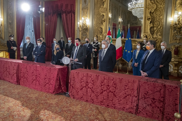 "Fratelli d'Italia" del Senato e della Camera; “Forza Italia Berlusconi Presidente - UDC” del Senato e “Forza Italia - Berlusconi Presidente” della Camera; “Lega – Salvini Premier - Partito Sardo d'azione" del Senato e "Lega - Salvini Premier" della Camera; "Noi con l'Italia - USEI - Cambiamo! - Alleanza di centro" del Gruppo Misto della Camera e "Idea - Cambiamo" del Gruppo Misto del Senato