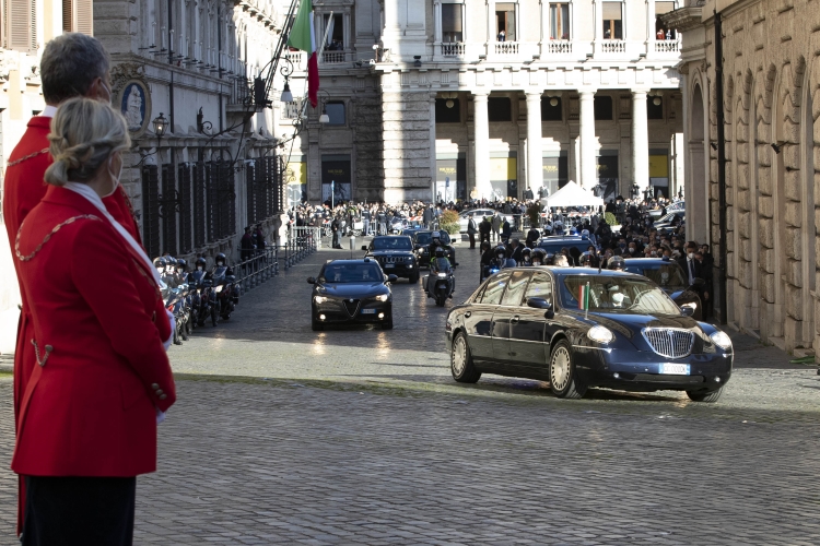 Il Presidente della Repubblica Sergio Mattarella al suo arrivo a Montecitorio per la cerimonia di giuramento dinanzi al Parlamento in seduta comune 