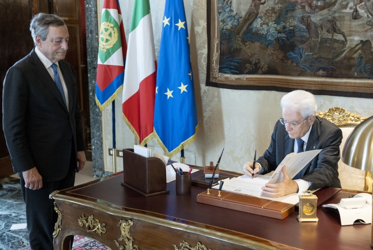  Il Presidente della Repubblica Sergio Mattarella  e il Presidente del Consiglio Mario Draghi in occasione della firma dei decreti