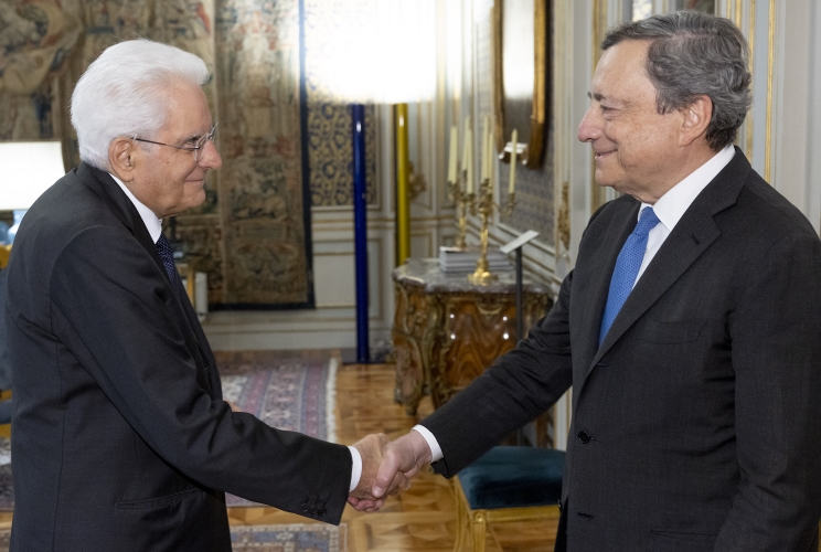 Il Presidente Sergio Mattarella accoglie il Presidente del Consiglio Mario Draghi, in occasione della firma dei decreti di convocazione dei comizi elettorali