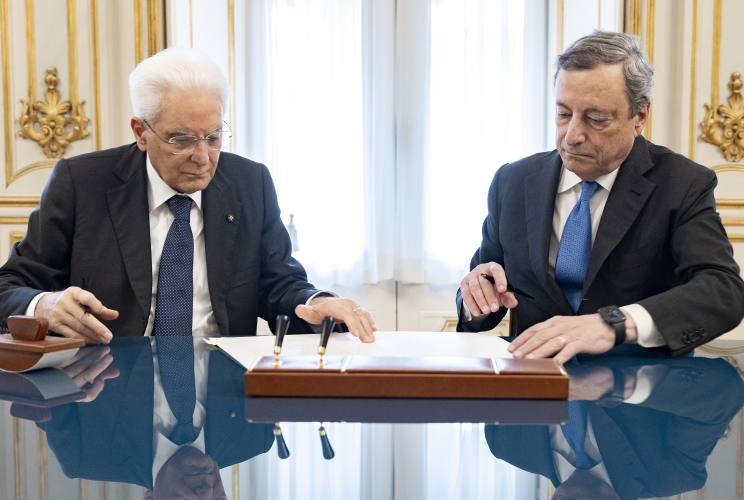 Il Presidente Sergio Mattarella e il Presidente del Consiglio Mario Draghi, firmano i decreti di convocazione dei comizi elettorali