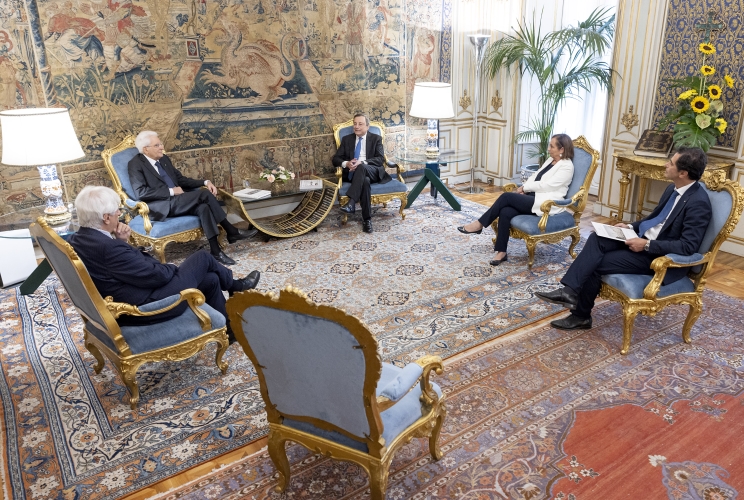 Il Presidente Sergio Mattarella con il Presidente del Consiglio Mario Draghi e il Ministro dell'Interno Luciana Lamorgese, subito dopo la firma dei decreti di convocazione dei comizi elettorali