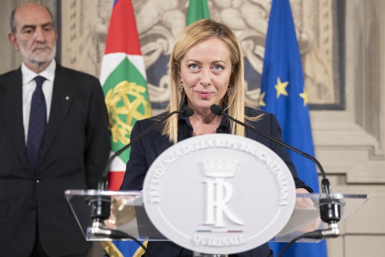Il Presidente incaricato Giorgia Meloni legge la lista dei Ministri, al termine del colloquio con il Presidente Sergio Mattarella
