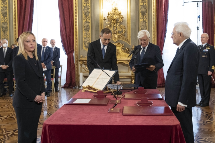 Il Presidente della Repubblica Sergio Mattarella e il Presidente del Consiglio Giorgia Meloni in occasione della cerimonia del giuramento del governo
