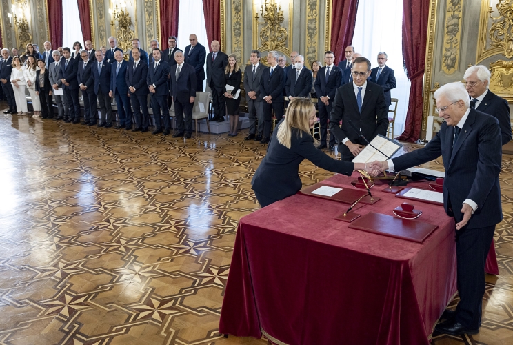 Il Presidente della Repubblica Sergio Mattarella con la Presidente del Consiglio Giorgia Meloni, in occasione della cerimonia di giuramento del governo
