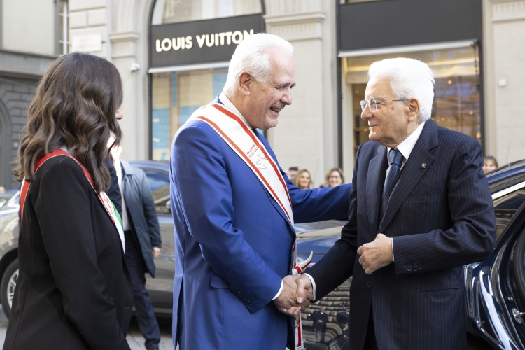 Il Presidente della Repubblica Sergio Mattarella a Palazzo Strozzi, accolto da Eugenio Giani, Presidente della Regione Toscana.