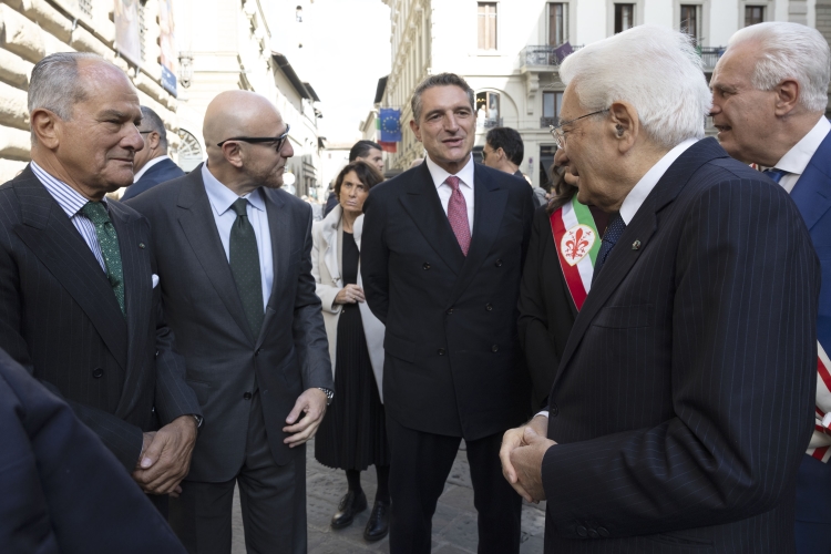 Il Presidente della Repubblica Sergio Mattarella, con  Luigi De Siervo, Presidente della Fondazione Palazzo Strozzi, Arturo Galansino, Direttore generale Fondazione Palazzo Strozzi, Antonella Loiero, Dirigente Fondazione Palazzo Strozzi.