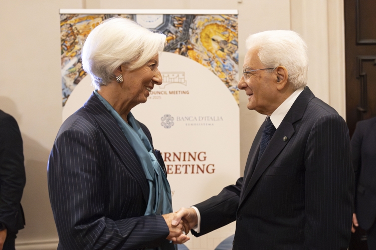 Il Presidente della Repubblica Sergio Mattarella saluta Christine Lagarde, Presidente della Banca Centrale
Europea, in occasione della riunione con il Consiglio Direttivo della BCE
