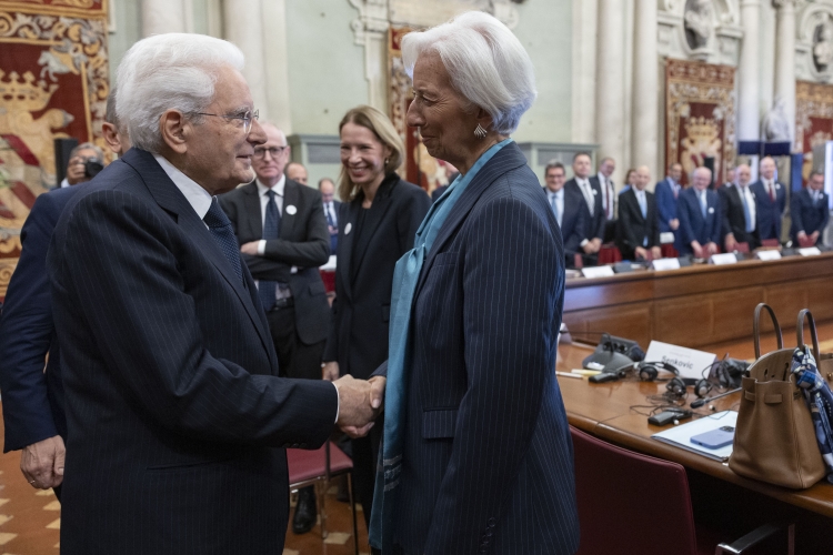 Il Presidente della Repubblica Sergio Mattarella saluta Christine Lagarde, Presidente della Banca Centrale
Europea, in occasione della riunione con il Consiglio Direttivo della BCE
