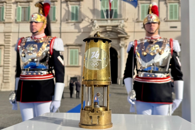 La Lanterna contenente la Fiamma Olimpica - custodita per tutta la notte al Quirinale - sulla Piazza del Quirinale