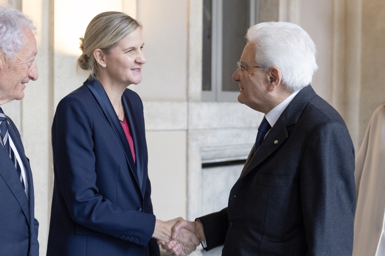Il Presidente della Repubblica Sergio Mattarella saluta Kirsty Coventry, Presidente del Comitato Olimpico Internazionale, in occasione della cerimonia di inaugurazione del viaggio della Fiamma olimpica in occasione dei Giochi Olimpici invernali Milano-Cortina 2026
