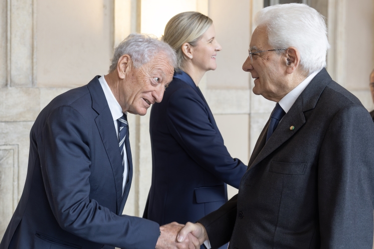 Il Presidente della Repubblica Sergio Mattarella saluta Luciano Buonfiglio, Presidente del Comitato Olimpico Nazionale Italiano, in occasione della cerimonia di inaugurazione del viaggio della Fiamma olimpica in occasione dei Giochi Olimpici invernali Milano-Cortina 2026
