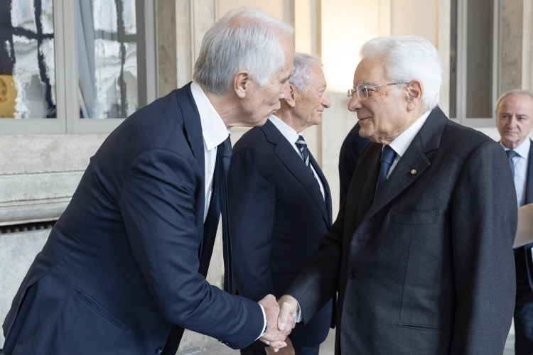 Il Presidente della Repubblica Sergio Mattarella saluta Giovanni Malagò, Presidente del Comitato Organizzatore di Milano Cortina 2026, in occasione della cerimonia di inaugurazione del viaggio della Fiamma olimpica in occasione dei Giochi Olimpici invernali Milano-Cortina 2026
