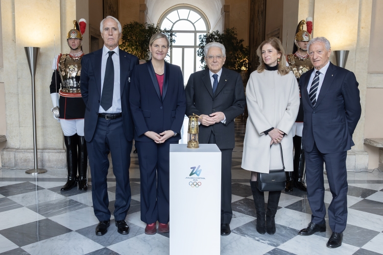 Il Presidente della Repubblica Sergio Mattarella con Kirsty Coventry, Presidente del Comitato Olimpico Internazionale,Luciano Buonfiglio, Presidente del Comitato Olimpico Nazionale Italiano,Giovanni Malagò, Presidente del Comitato Organizzatore di Milano Cortina 2026, in occasione della cerimonia di inaugurazione del viaggio della Fiamma olimpica in occasione dei Giochi Olimpici invernali Milano-Cortina 2026
