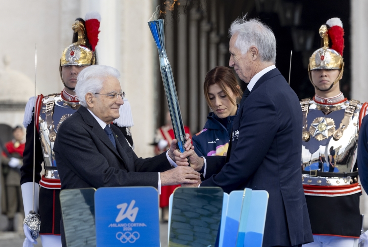 Il Presidente Sergio Mattarella riceve da Giovanni Malagò la torcia olimpica per procedere all'accensione del braciere dei Giochi Olimpici invernali Milano-Cortina 2026