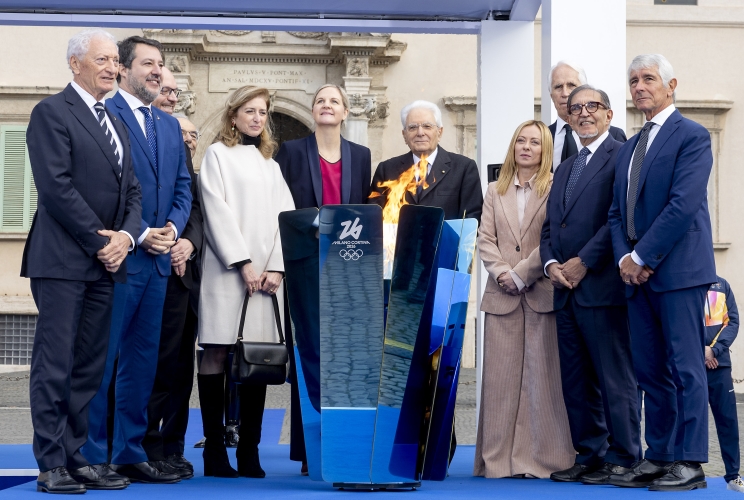 Il Presidente Sergio Mattarella e la Sig.ra Laura con il Presidente del Consiglio Giorgia Meloni,  Kirsty Coventry, Presidente del Comitato Olimpico Internazional e le altre personalità convenute, al termine della cerimonia di inaugurazione del viaggio della Fiamma olimpica in occasione dei Giochi Olimpici invernali Milano-Cortina 2026