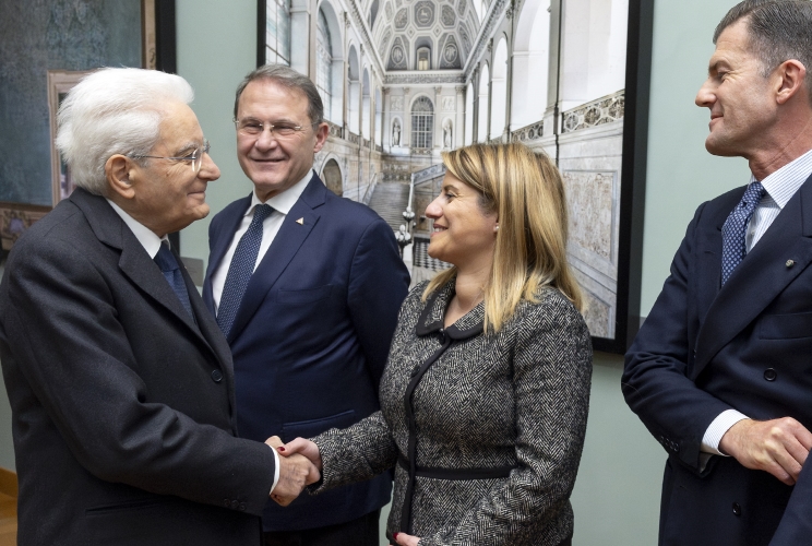 Il Presidente Sergio Mattarella saluta Edmondo Cirielli, Vice Ministro degli affari esteri e della cooperazione internazionale, Maria Tripodi e Giorgio Silli, Sottosegretari di Stato al Ministero degli affari esteri e della cooperazione internazionale, in occasione della cerimonia per lo scambio degli auguri di fine anno con il Corpo Diplomatico