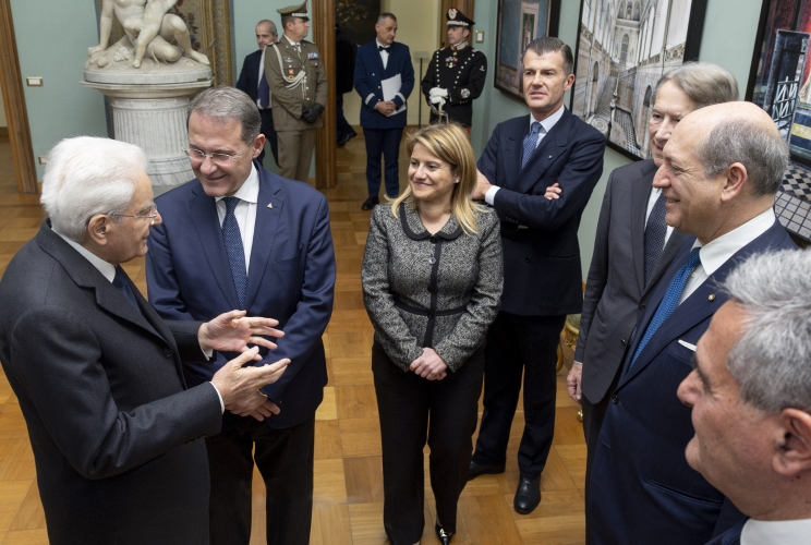 Il Presidente Sergio Mattarella saluta Edmondo Cirielli, Vice Ministro degli affari esteri e della cooperazione internazionale, Maria Tripodi e Giorgio Silli, Sottosegretari di Stato al Ministero degli affari esteri e della cooperazione internazionale, in occasione della cerimonia per lo scambio degli auguri di fine anno con il Corpo Diplomatico