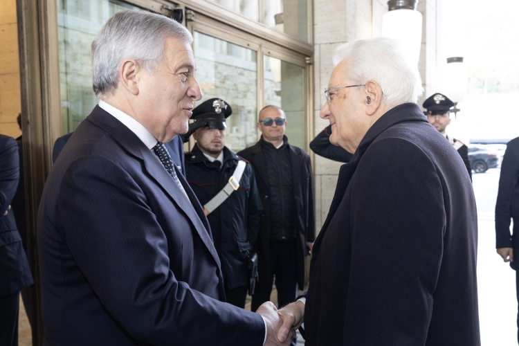 Il Presidente della Repubblica Sergio Mattarella al Palazzo della Farnesina accolto da Antonio Tajani, Vice Presidente del Consiglio dei Ministri e Ministro degli Affari Esteri e della Cooperazione Internazionale – Rappresentante di Governo, in occasione della XVIII Conferenza delle Ambasciatrici e degli Ambasciatori d’Italia

