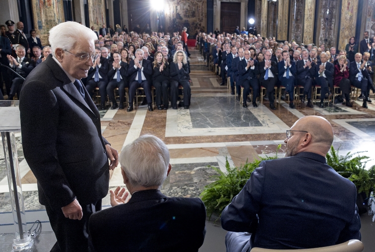 Il Presidente Sergio Mattarella al termine del suo indirizzo di saluto in occasione della cerimonia per lo scambio degli auguri di fine anno con i rappresentanti delle istituzioni, delle forze politiche e della società civile