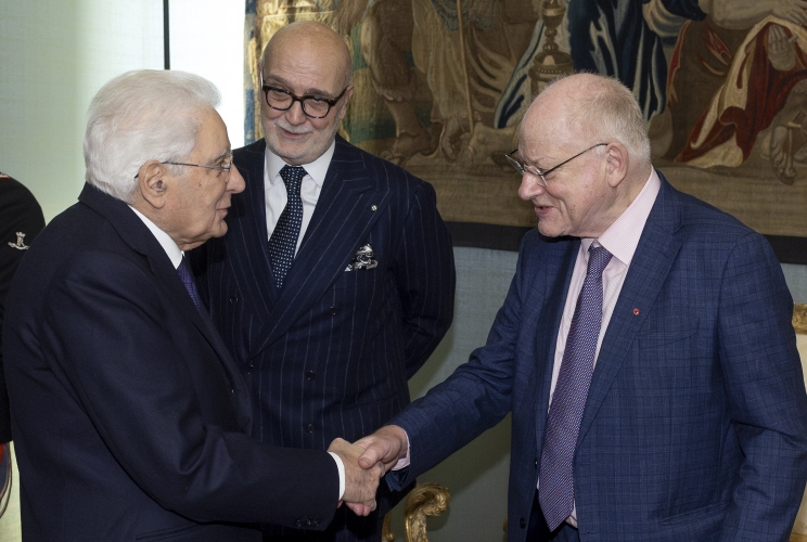 Il Presidente Sergio Mattarella con Inigo Lambertini, Ambasciatore d’Italia a Londra e Robert Fox, Decano dei giornalisti britannici, in occasione dell'incontro con i partecipanti al 30° anniversario del Seminario di Venezia per la stampa britannica