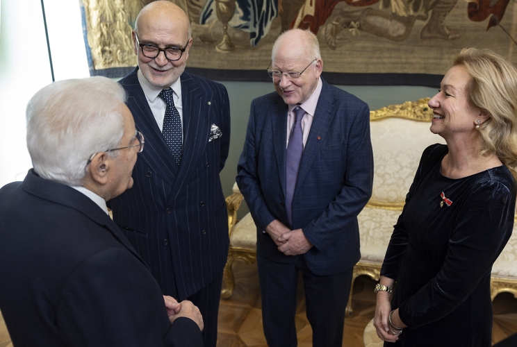 Il Presidente Sergio Mattarella con Inigo Lambertini, Ambasciatore d’Italia a Londra, Robert Fox, Decano dei giornalisti britannici e Deborah Bonetti, Direttrice dell’Associazione Stampa Estera, in occasione dell'incontro con i partecipanti al 30° anniversario del Seminario di Venezia per la stampa britannica