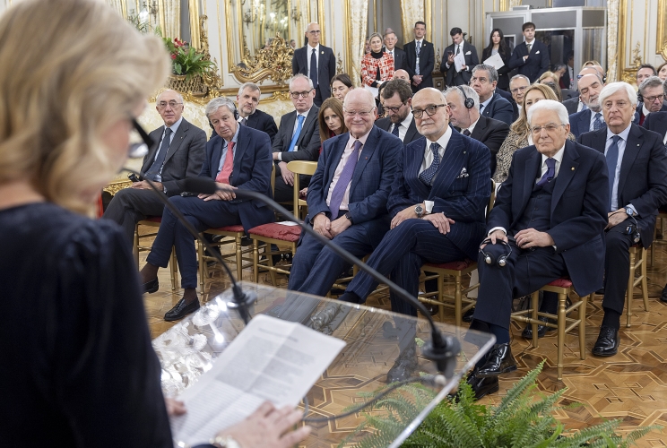 Il Presidente Sergio Mattarella con a fianco Inigo Lambertini, Ambasciatore d’Italia a Londra e Robert Fox, Decano dei giornalisti britannici, in occasione dell'incontro con i partecipanti al 30° anniversario del Seminario di Venezia per la stampa britannica