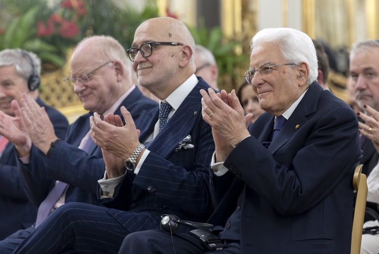 Il Presidente Sergio Mattarella con a fianco Inigo Lambertini, Ambasciatore d’Italia a Londra e Robert Fox, Decano dei giornalisti britannici, in occasione dell'incontro con i partecipanti al 30° anniversario del Seminario di Venezia per la stampa britannica