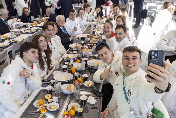 Il Presidente della Repubblica Sergio Mattarella in occasione della visita al villaggio olimpico di Milano Cortina 2026