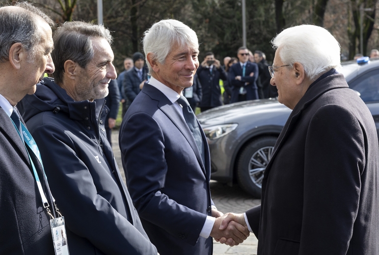 Il Presidente della Repubblica Sergio Mattarella accolto al suo arrivo a Casa Italia da Andrea Abodi, Ministro per lo sport e i giovani, Attilio Fontana, Presidente della Regione Lombardia e Giuseppe Sala, Sindaco di Milano
