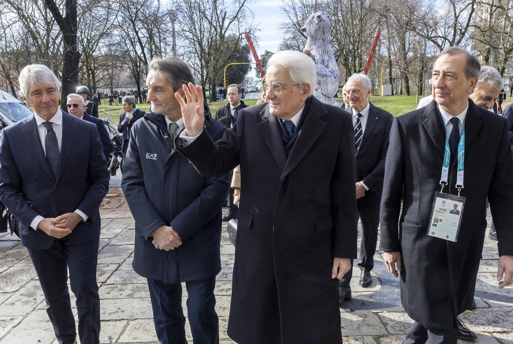 Il Presidente della Repubblica Sergio Mattarella accolto al suo arrivo a Casa Italia da Andrea Abodi, Ministro per lo sport e i giovani, Attilio Fontana, Presidente della Regione Lombardia e Giuseppe Sala, Sindaco di Milano