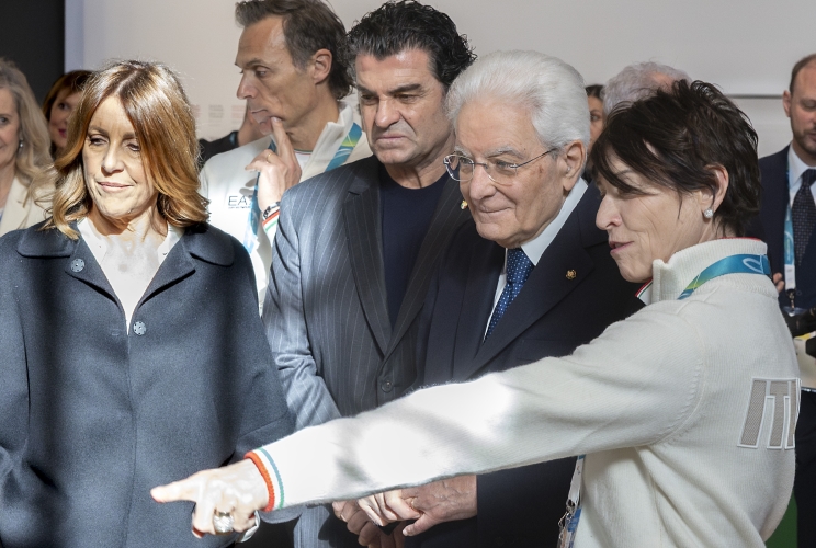 Il Presidente della Repubblica Sergio Mattarella a Casa Italia con Debora Compagnoni, Alberto Tomba e Manuela Di Centa