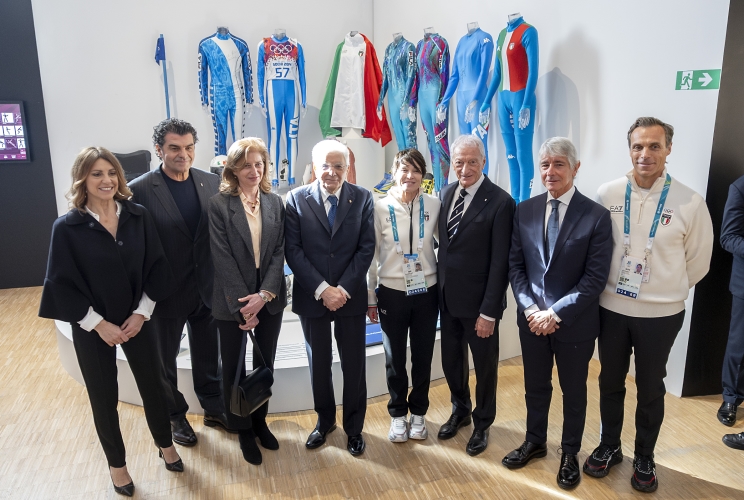  Il Presidente della Repubblica Sergio Mattarella e la Sig.ra Laura  a Casa Italia con Debora Compagnoni, Alberto Tomba e Manuela Di Centa, Luciano Buonfiglio, Presidente del Comitato Olimpico Nazionale Italiano, Andrea Abodi, Ministro per lo sport e i giovani e Carlo Mornati, Segretario generale del Comitato Olimpico Nazionale Italiano