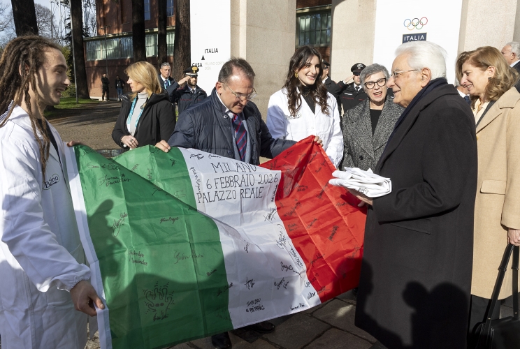  Il Presidente della Repubblica Sergio Mattarella riceve un tricolore da parte di due studenti della Scuola di Restauro di Botticino