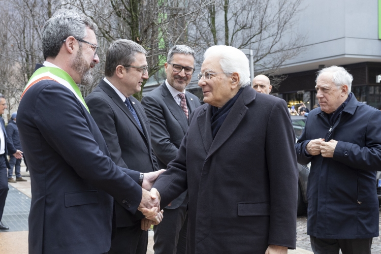 Il Presidente Sergio Mattarella saluta Franco Ianeselli, Sindaco di Trento in occasione della cerimonia di inaugurazione dell’anno accademico dell’Università di Trento 2025/2026 con intitolazione della Biblioteca Universitaria Centrale ad Alcide De Gasperi
