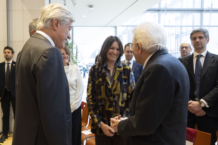 Il Presidente Sergio Mattarella con familiari di Alcide De Gasperi in occasione dell'intitolazione della Biblioteca Universitaria Centrale ad Alcide De Gasperi
