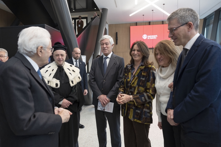 Il Presidente Sergio Mattarella con familiari di Alcide De Gasperi 
