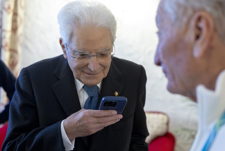 Il Presidente della Repubblica Sergio Mattarella nel corso della telefonata con Arianna Fontana