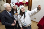 Il Presidente della Repubblica Sergio Mattarella con le medaglie d'oro di slittino 