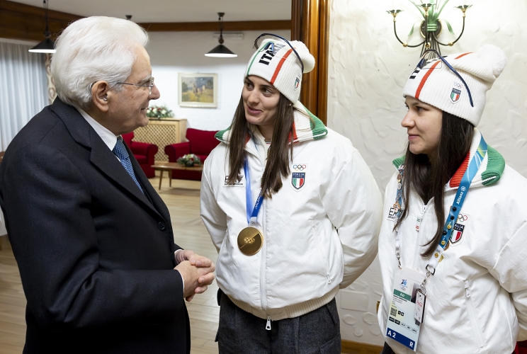 Il Presidente della Repubblica Sergio Mattarella con le medaglie d'oro di slittino