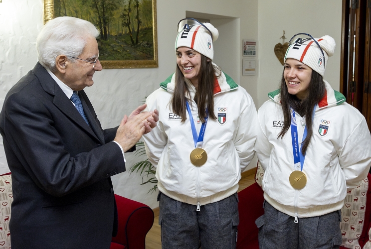  Il Presidente della Repubblica Sergio Mattarella con le medaglie d'oro di slittino
