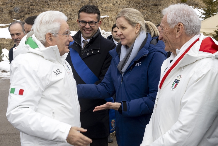 Il Presidente della Repubblica Sergio Mattarella accolto dal presidente del CIO, Kirsty Coventry, e dal Presidente del CONI, Luciano Buonfiglio