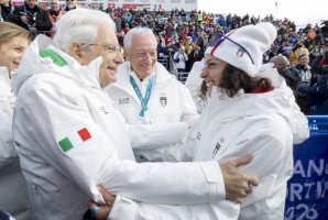 Il Presidente della Repubblica Sergio Mattarella con Federica Brignone dopo la vittoria in Super G