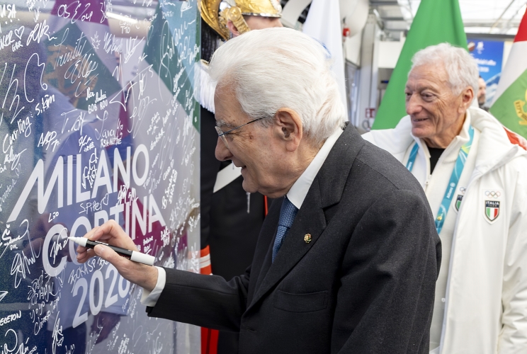 Il Presidente della Repubblica Sergio Mattarella al Villaggio Olimpico firma il murale della Tregua Olimpica